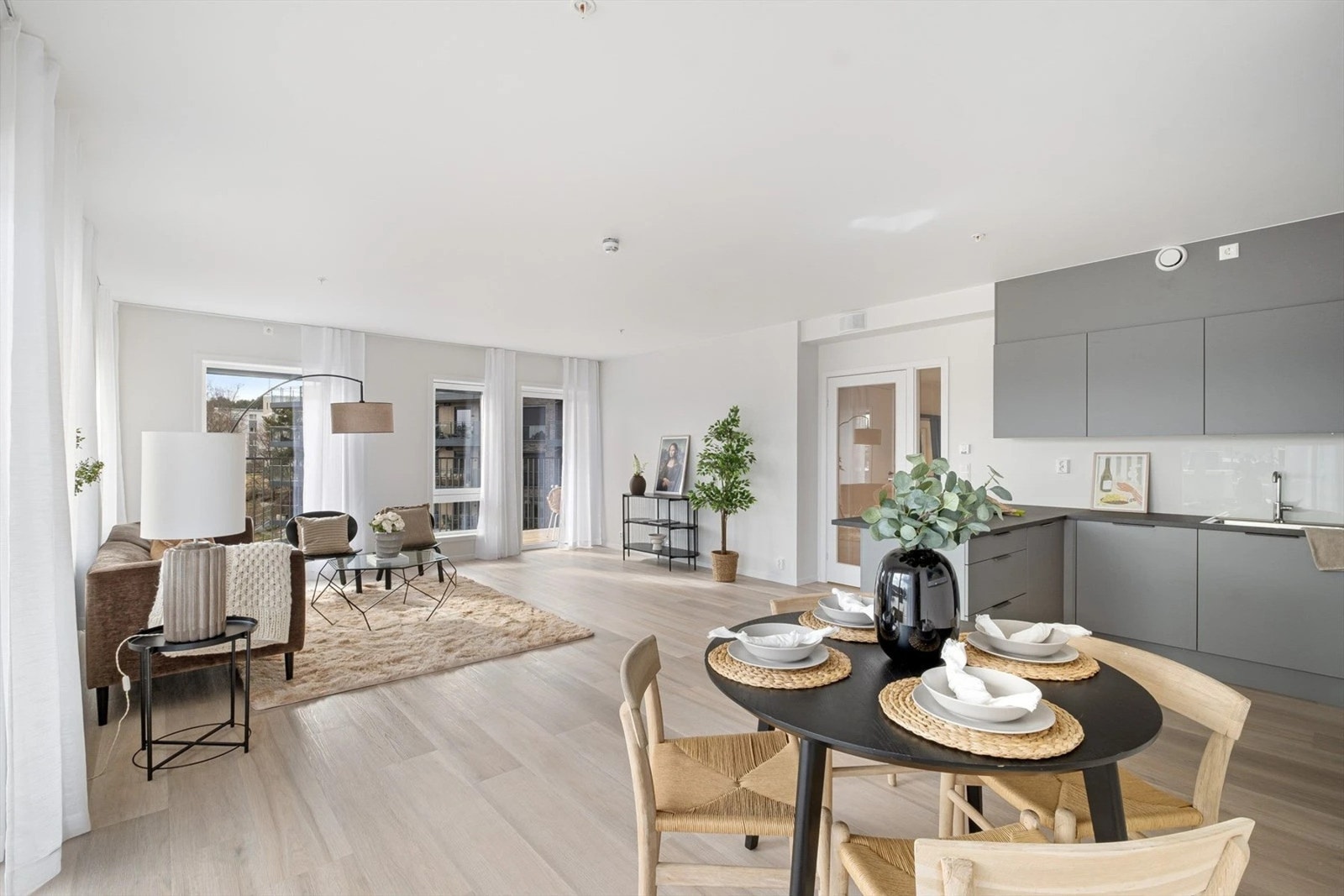 Stuen har store vindusflater fra gulv til tak, som gir et nydelig lysinnslipp i boligen. Galleribilde