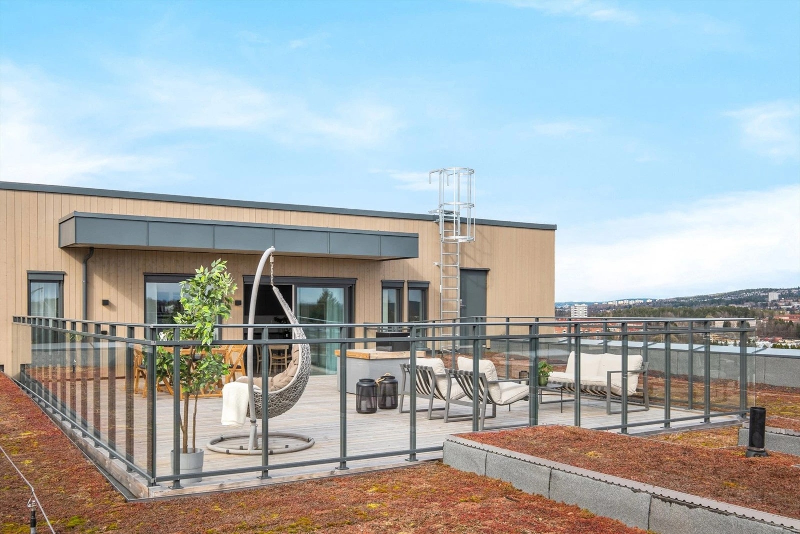 Terrassens romslige størrelse gir ideelle muligheter til å skape ulike områder dedikert til avslapning, underholdning og sosialt samvær. Galleribilde