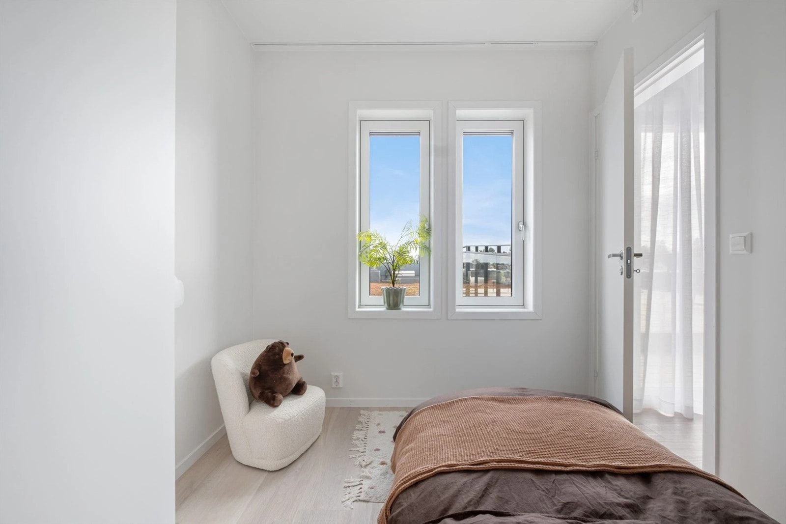 Vinduene tilfører naturlig dagslys og skaper en luftig atmosfære i leilighetens tre soverom. Galleribilde