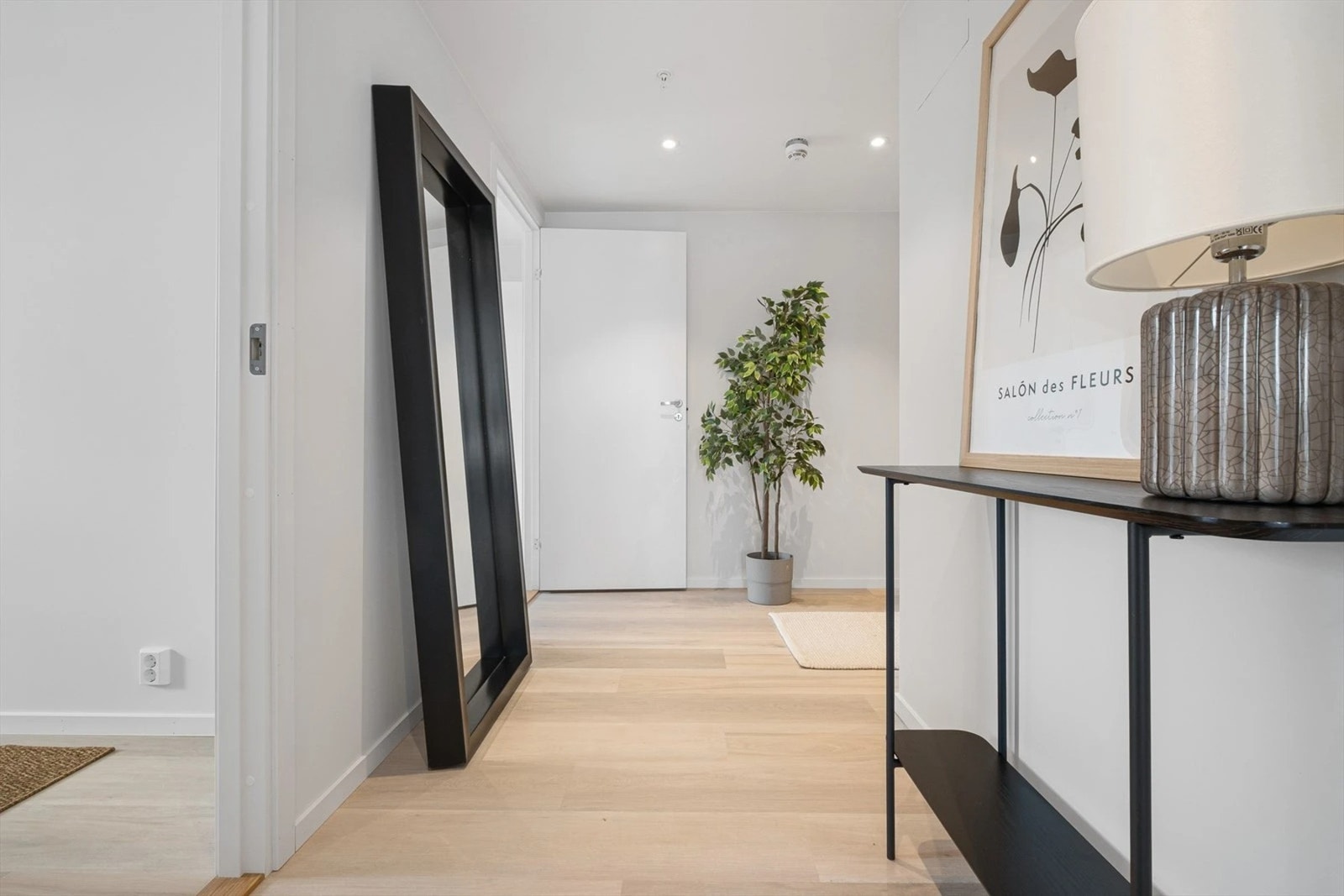 Entrèen har gode oppbevaringsmuligheter for yttertøy og sko. Galleribilde