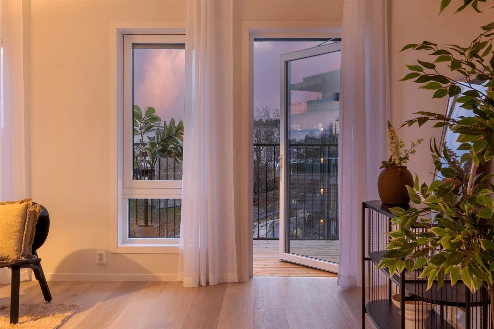 Fra stue er det adkomst til privat takterrasse, samt balkong på ca 18kvm. Galleribilde