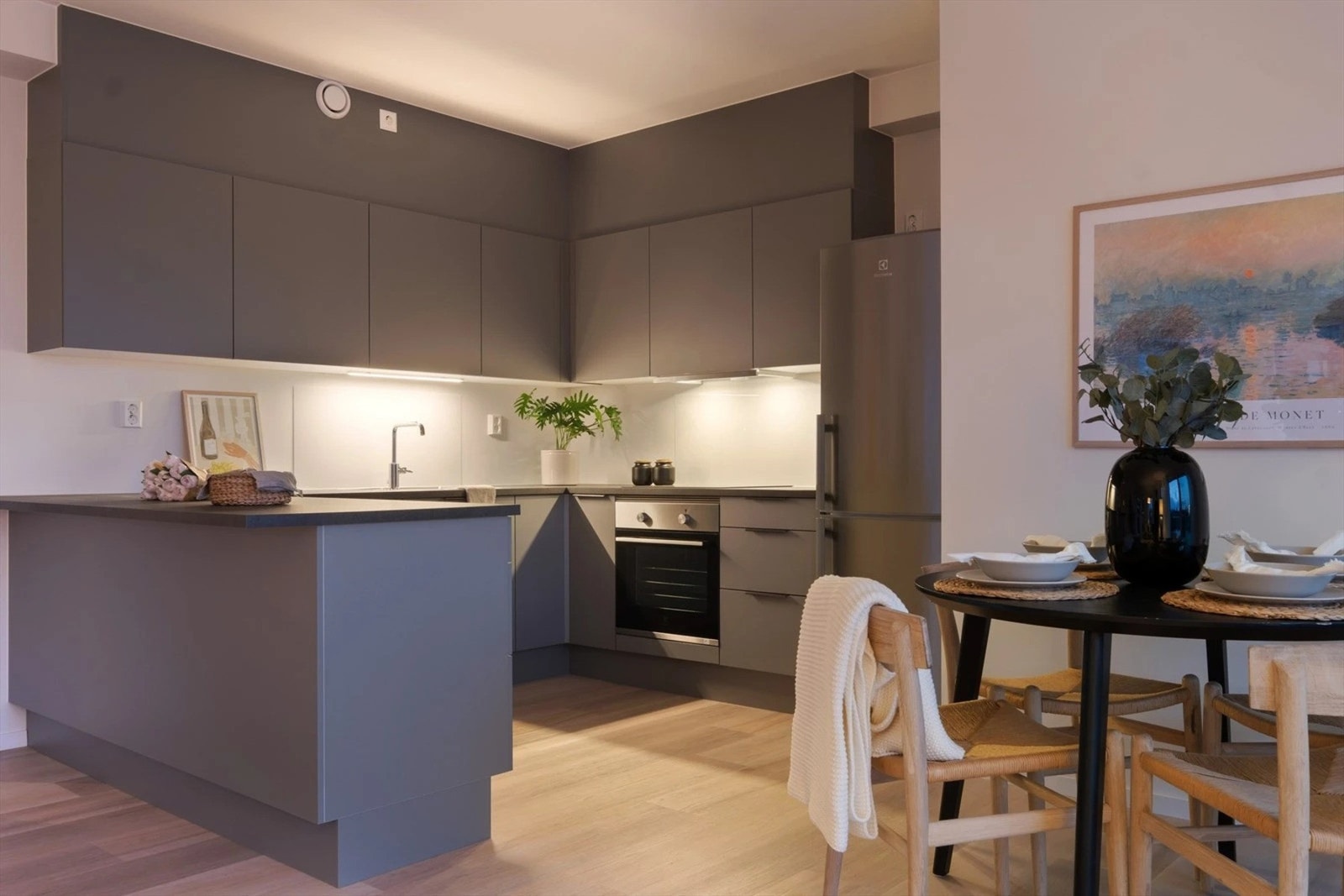 Stilren kjøkkeninnredning som er godt utnyttet med rikelig med skap- og benkeplass. Her kan hobbykokken kokkelere! Galleribilde