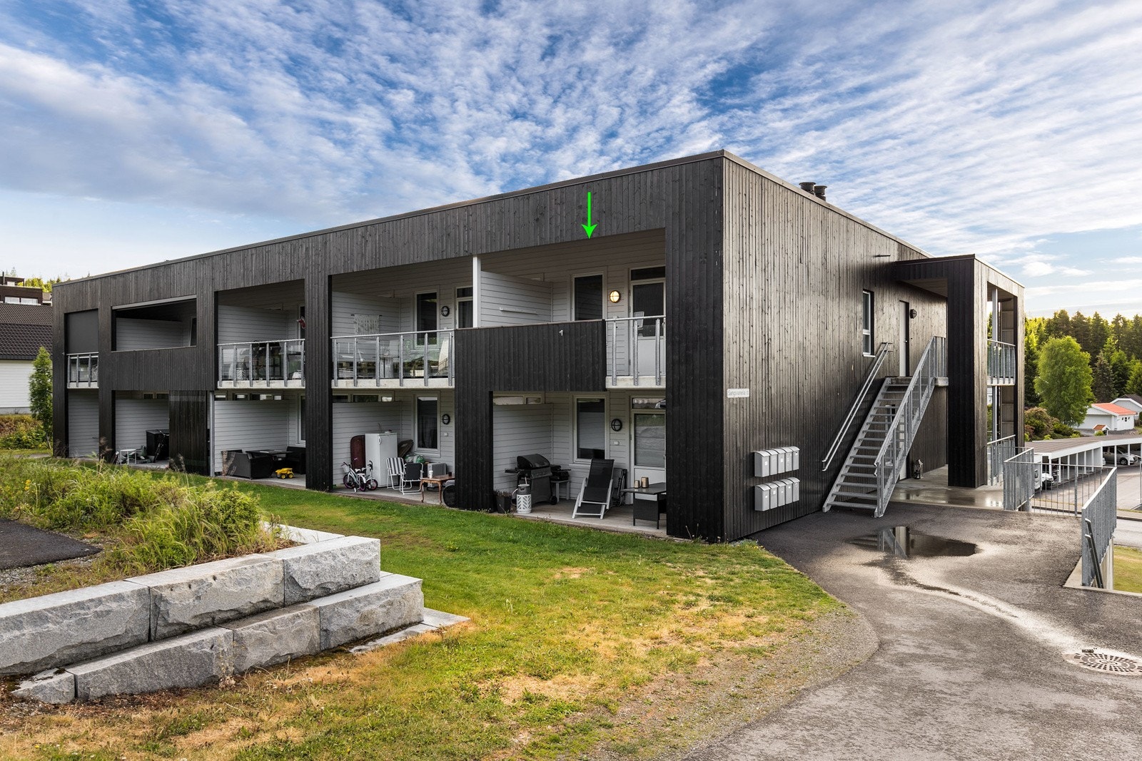 Leiligheten i byggets 2.Etasje har en god intern beliggenhet i sameiet og fremstår som meget innbydende, med smarte moderne løsninger. Galleribilde