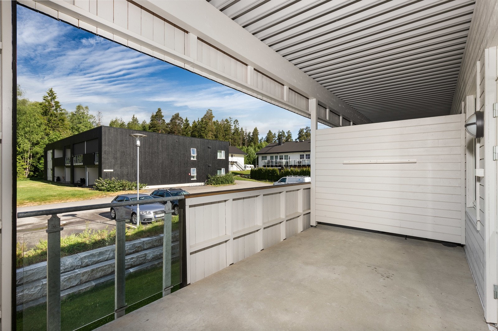 Terrassedøren fører enkelt ut til en stor solrik vestvendt balkong på hele 14 kvm, et perfekt sted å nyte late dager og sene kvelder i hyggelige omgivelser. Galleribilde