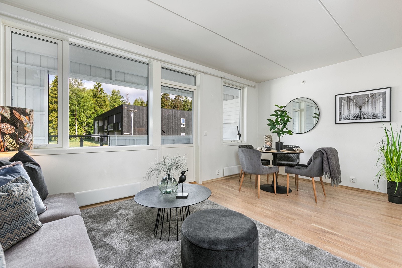 Det er god plass til sofaløsning med tilhørende møblement og koselig spisestue. Digital-Tv og internett med fiber blir levert fra HomeNet og grunnpakken inngår i felleskostnadene. Galleribilde