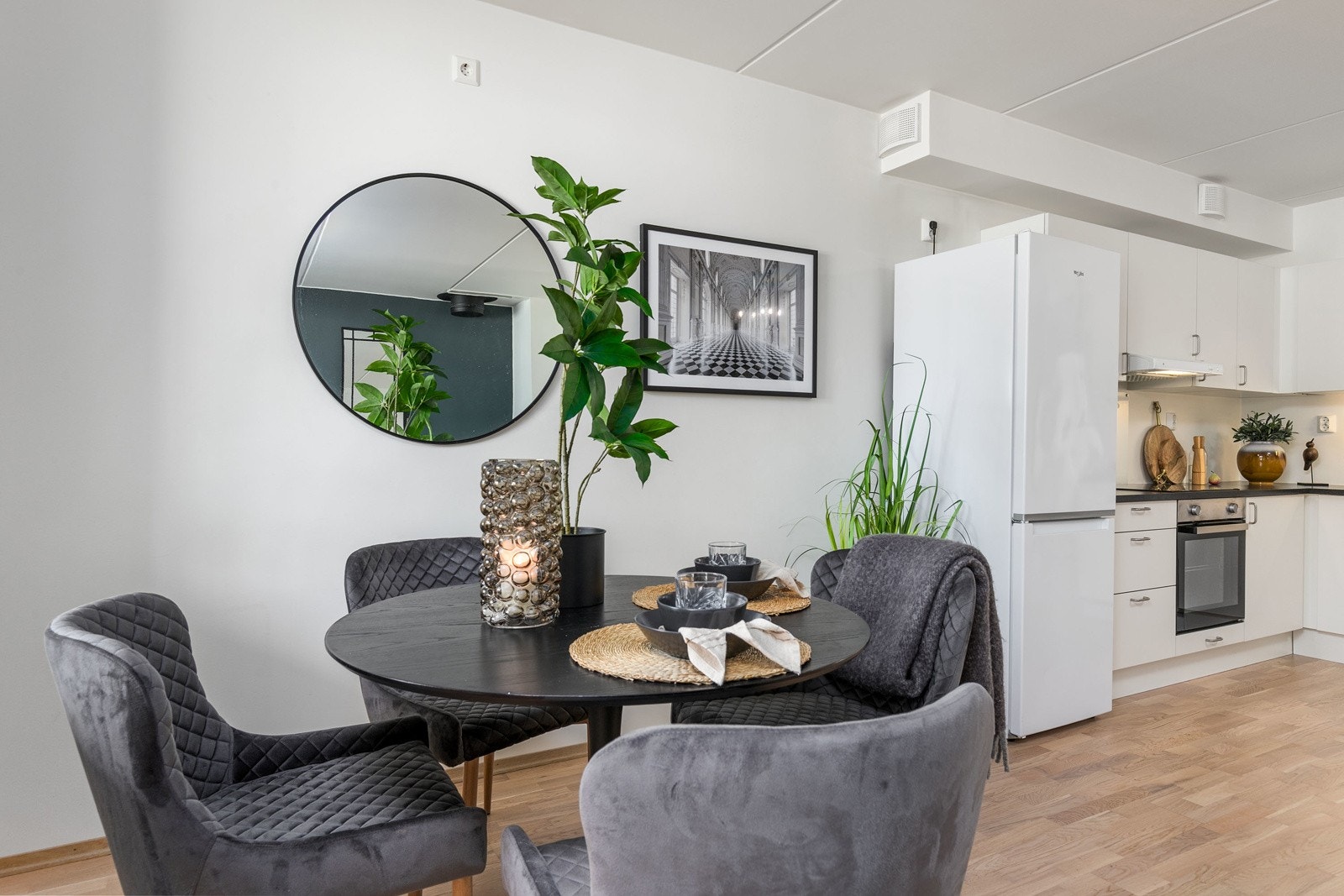 God plass til koselig spisestue i forkant av kjøkkenet som innbyr til hyggelige måltider med familie og venner. Galleribilde