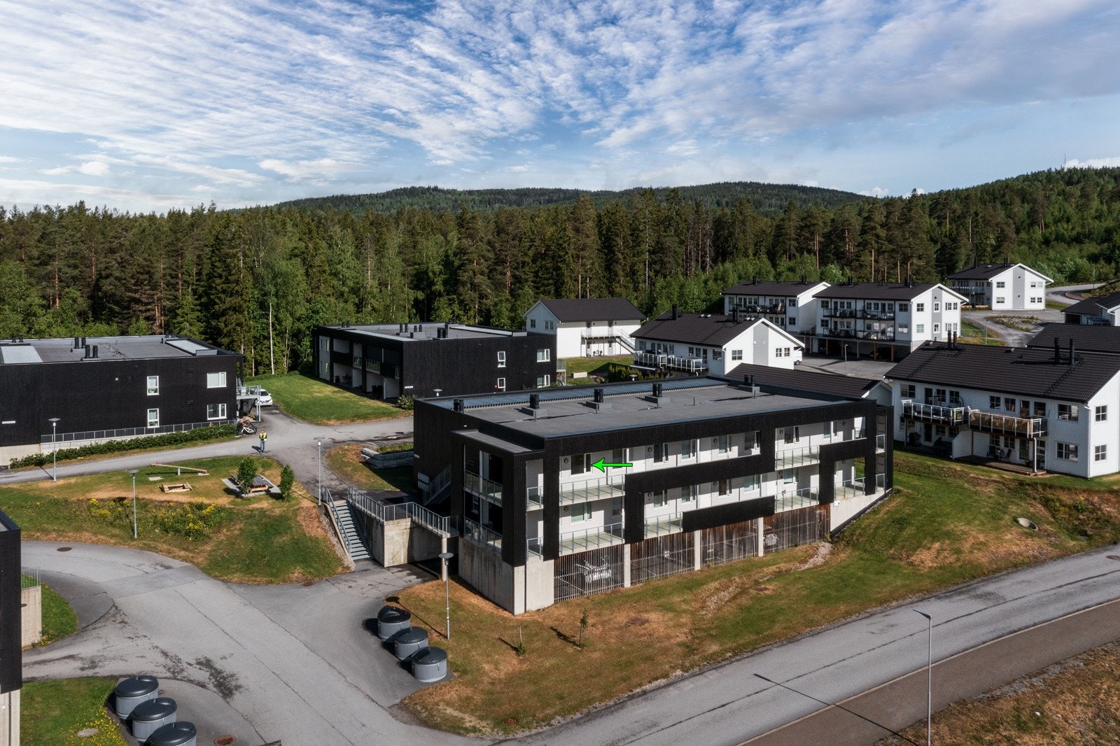 Leiligheten disponerer en fast biloppstillingsplass i felles garasjeanlegg under bygget (Plass F6). Infrastruktur er klargjort for montering av elbillader både via fellesanlegg og egen måler. (Ladeboks medfølger ikke). Galleribilde