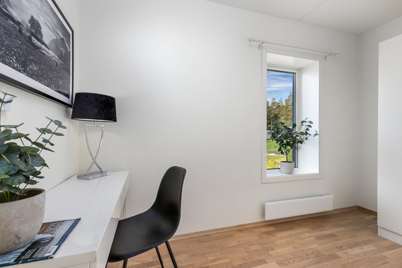 Innredet rom på ca. 5,5 kvm med lysmalte slette veggflater, eikeparkett på gulv og et stort vindu. Rommet er ikke godkjent som et fullverdig soverom i kommunen. Galleribilde