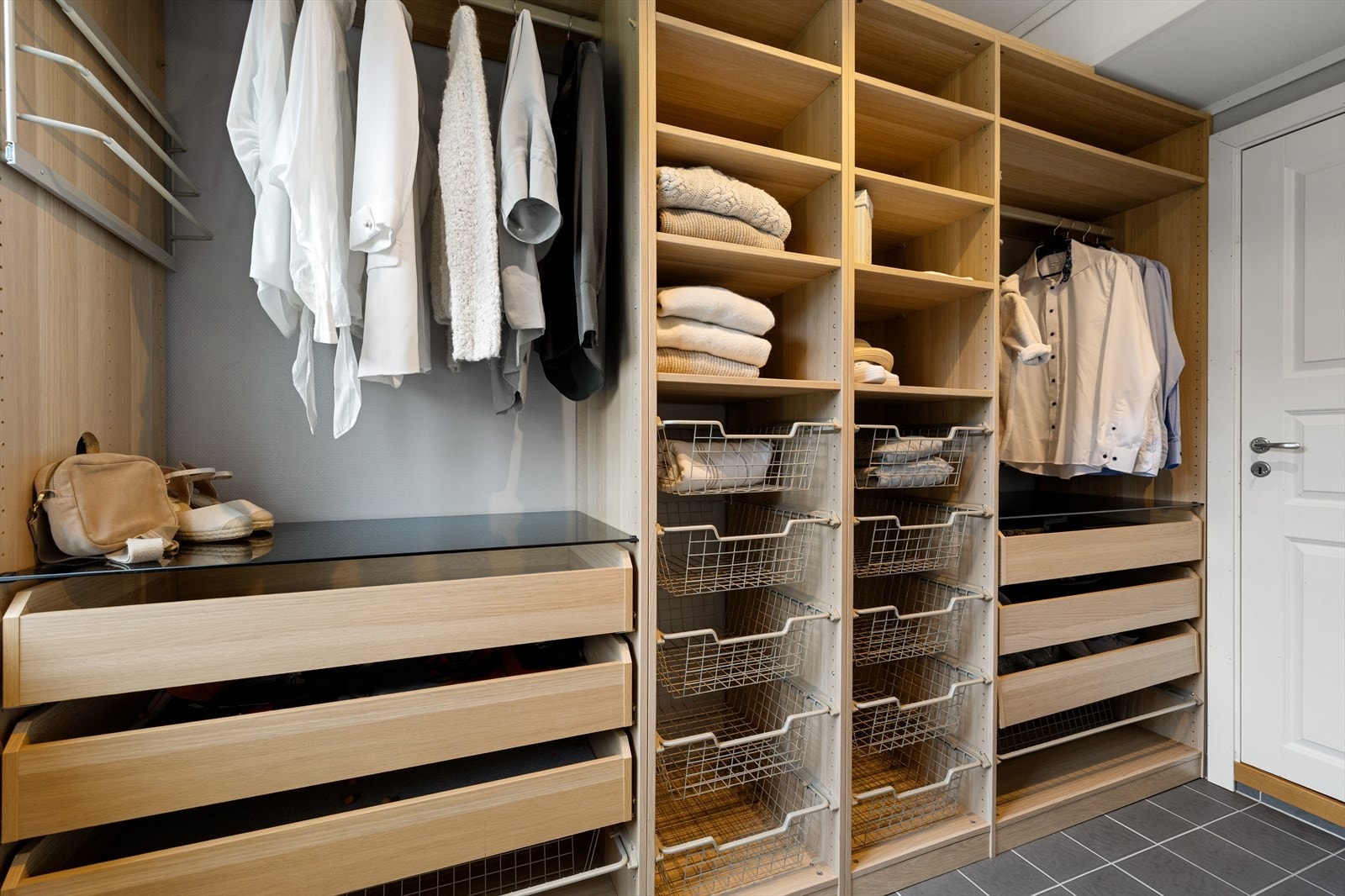 Her er det godt med lagringsplass i nyere garderobeskap fra Ikea Galleribilde