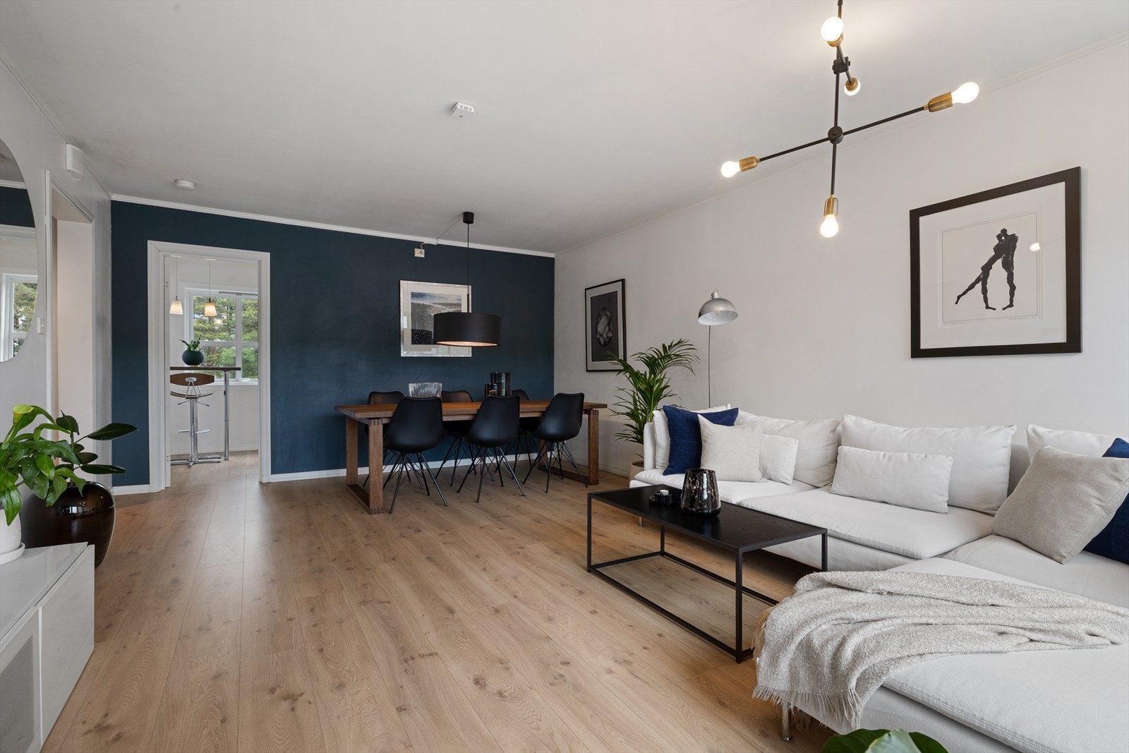 Romslig og lys stue med gode møbleringsmuligheter og nytt gulv i 2020 Galleribilde