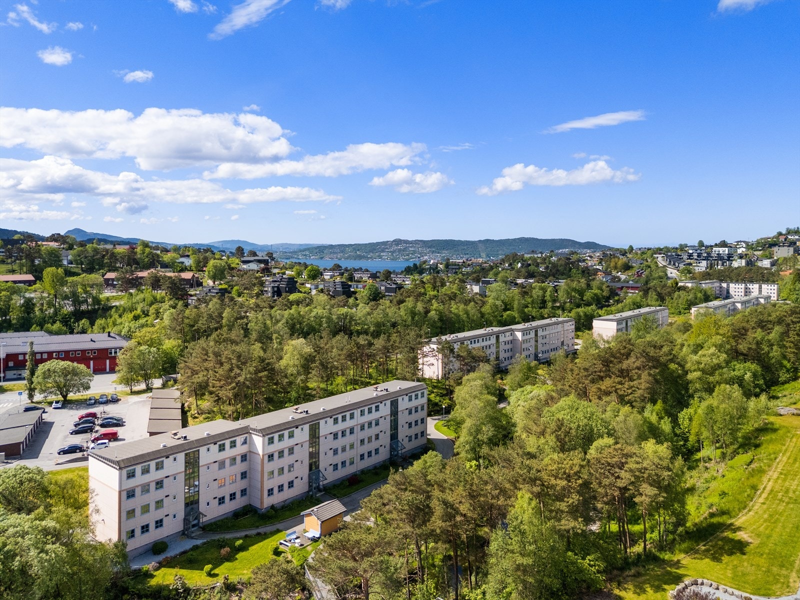 Prestestien borettslag dekker et stort område som er flott opparbeidet med plener, gangstier og lekeplasser. Galleribilde