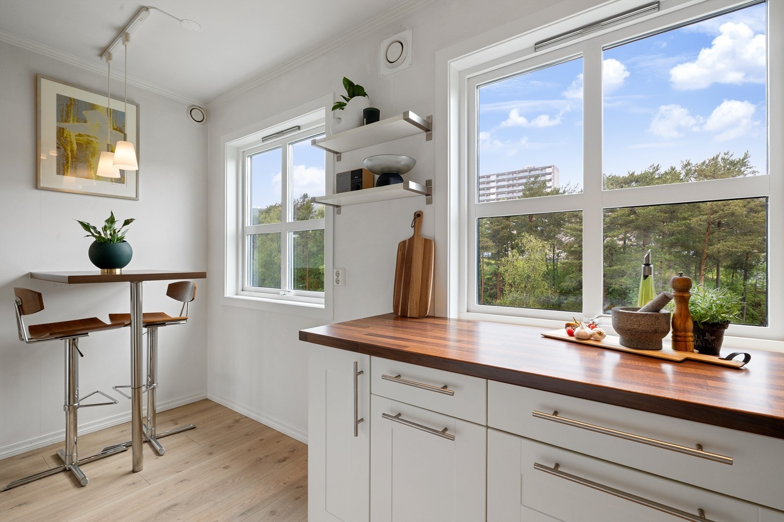 Her er godt med skap- og skuffeplass, samt godt med benkeplass til matlaging og oppbevaring av kjøkkenutstyr. Galleribilde