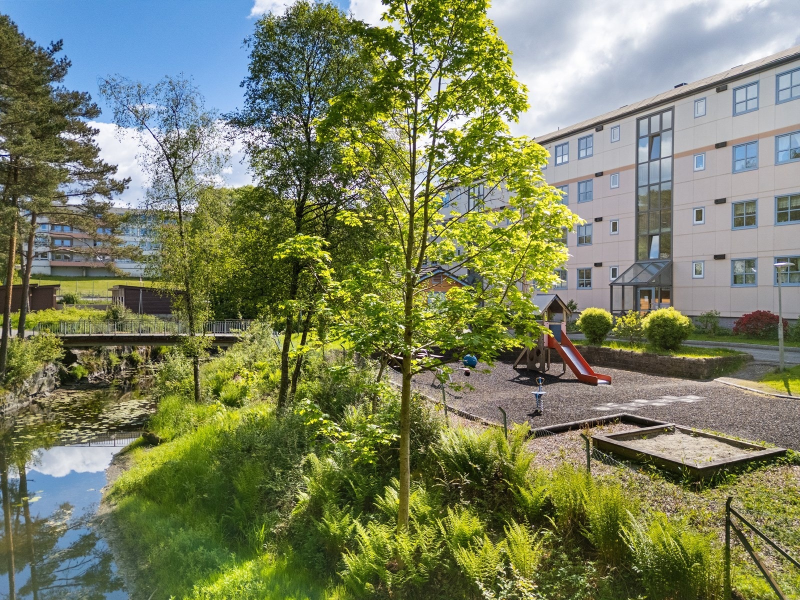 Kjekk lekeplass like utenfor blokken Galleribilde