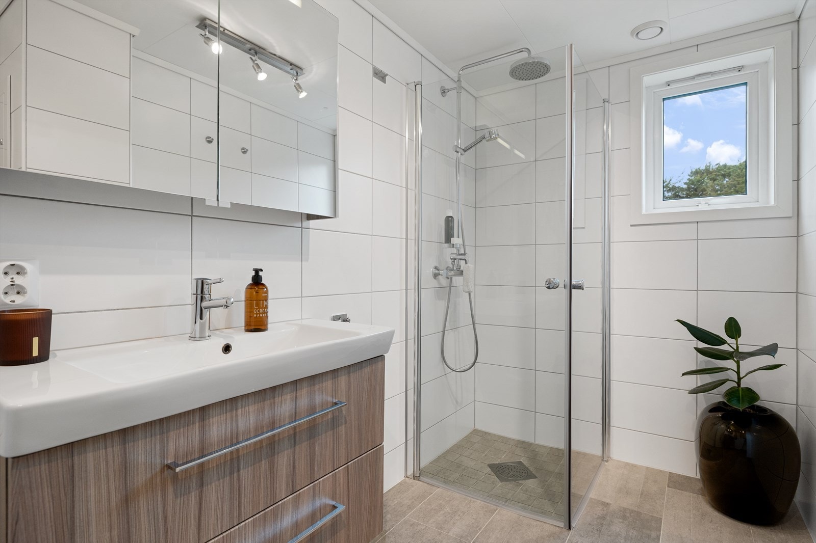 Badet er helfliset med tidløse farger og varmekabler i gulv. Galleribilde