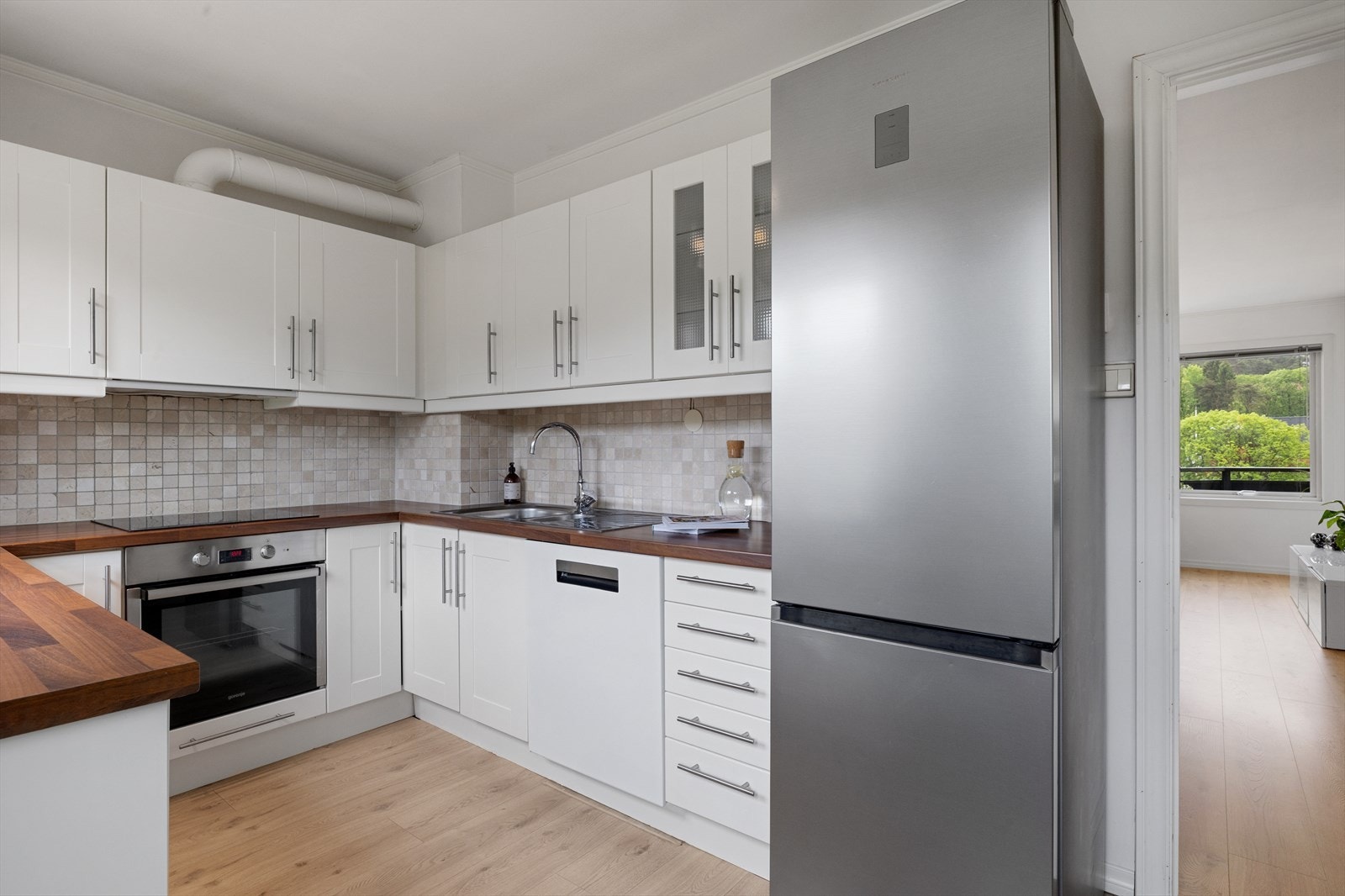 Kjøkkenets hvitevarer medfølger med unntak av kombiskapet Galleribilde