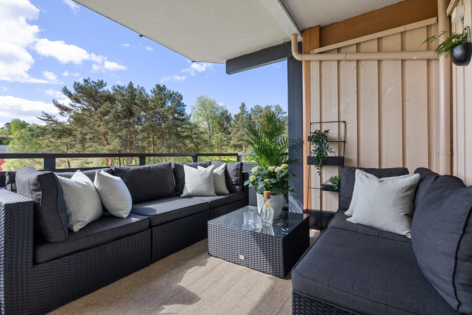 Sørvendt terrasse på 10,3 m² med fine solforhold Galleribilde