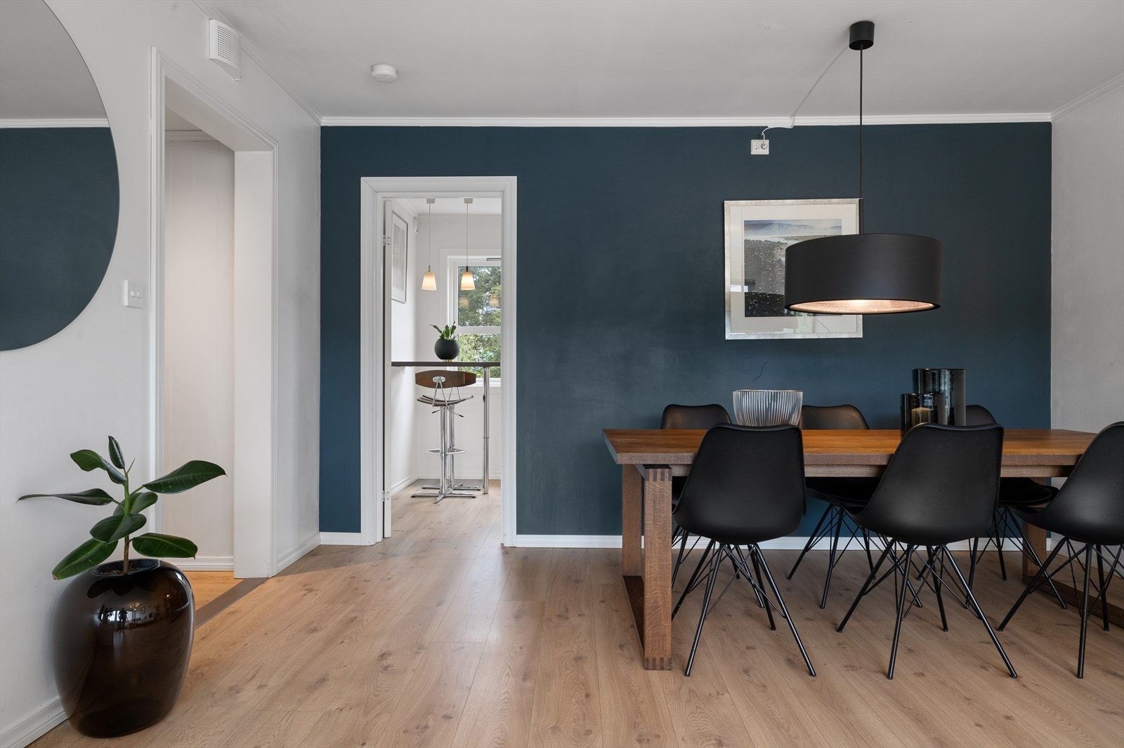 God plass til stort spisebord like ved kjøkkenet. Galleribilde