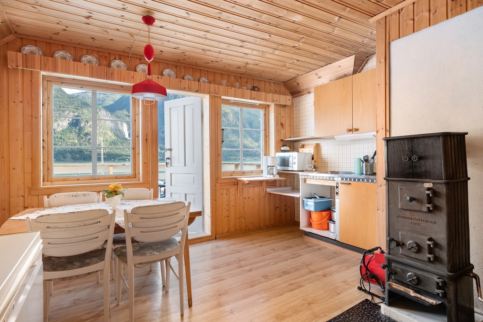 Kjøkkenet har vedomn og tilkomst ut til balkong med plass til sittegruppe. Galleribilde