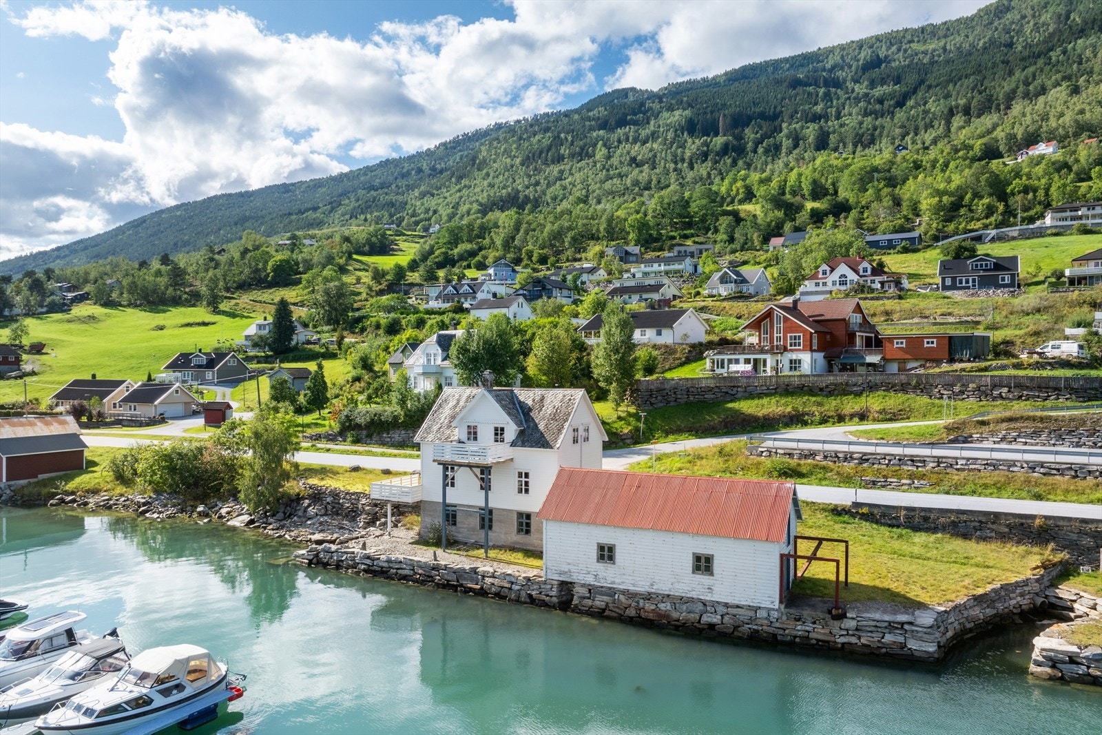 Eigedomen ligg idyllisk til ved Lustrafjorden på Høyheimsvik i Luster kommune Galleribilde