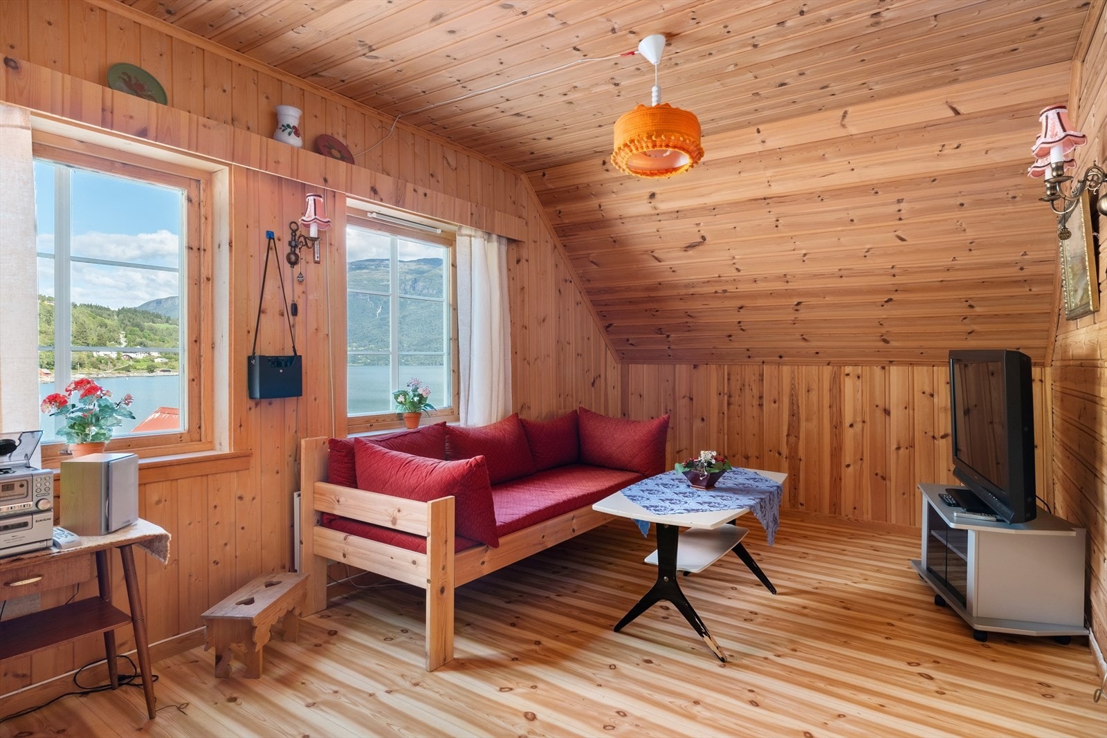 I stova er det plass til ei sofagruppe. Galleribilde