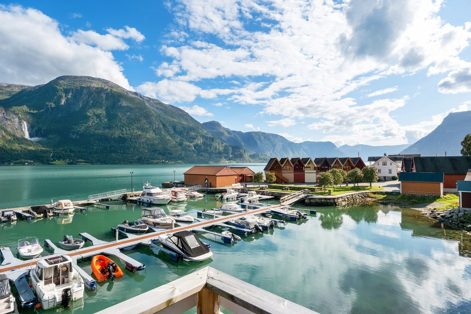 Idyllisk plassering like med fjorden og mykje båtliv sommarstid. Galleribilde