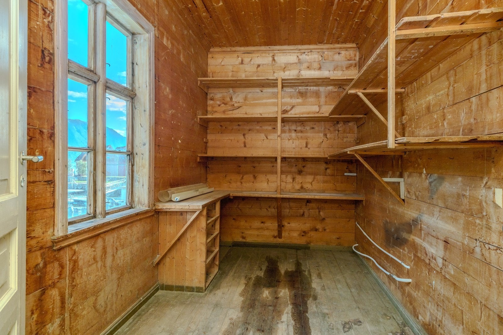 Bod innreia med praktiske hyller. Galleribilde