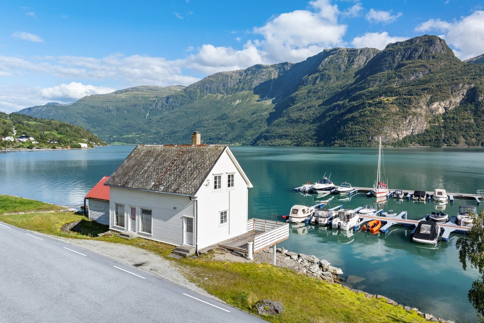 Den eldre bygningen har tidlegare vore i bruk som butikk og samvirkelag. Galleribilde