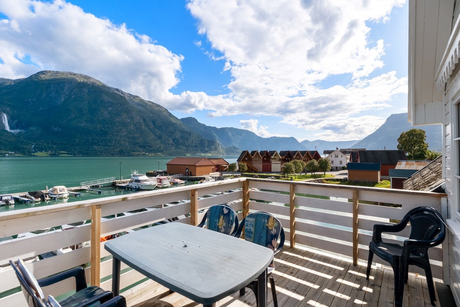 Utvendig er det balkong i trekonstruksjon ut frå kjøkken på loft, med tregolv og rekkverk i tre. Galleribilde