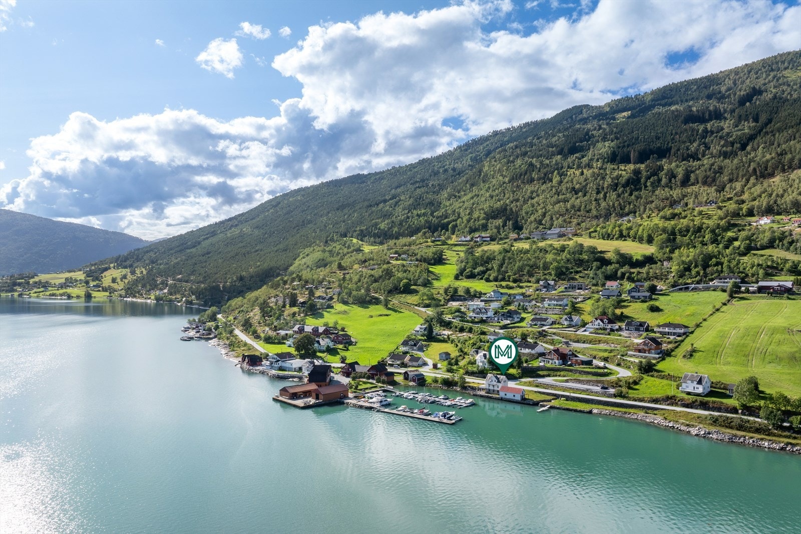 Høyheimsvik er ei liti grend med bustader i felt, spreidd busetnad og landbruk. Galleribilde