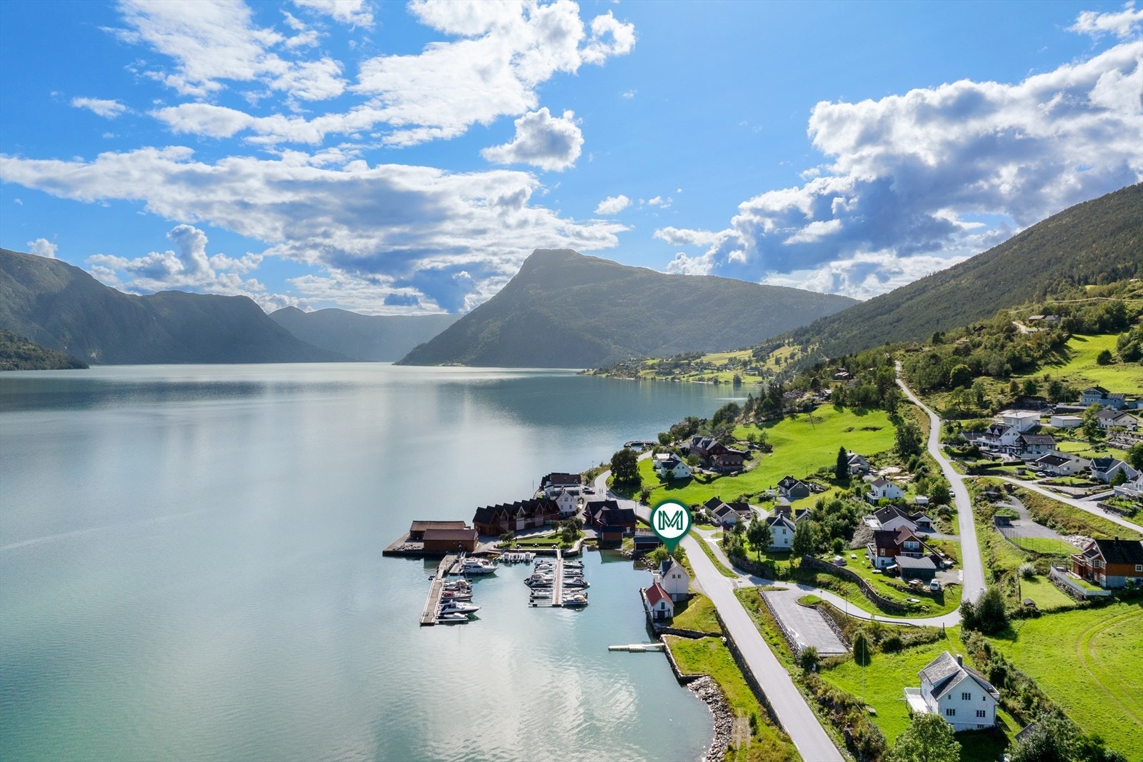 Området er naturskjønt med nærleik til både fjord og fjell. Til Gaupne er det omlag 8 kilometer og til Sogndal er det ca 37 kilometer. Galleribilde