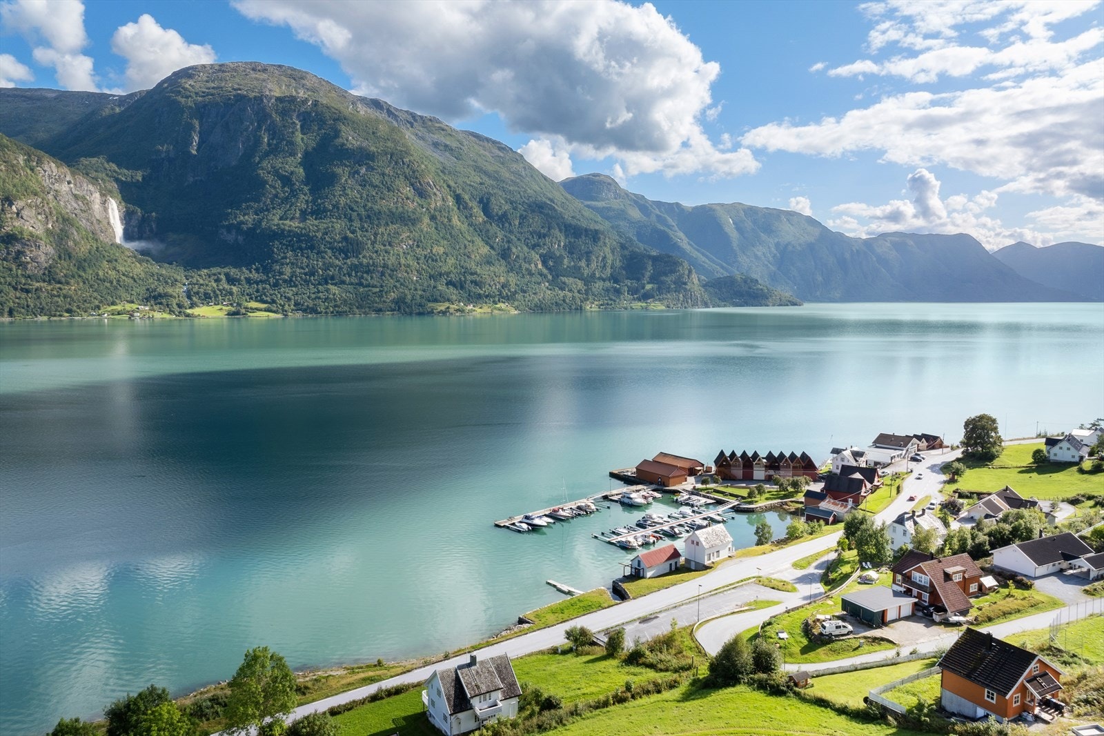 Solrik eigedom med praktfull utsikt til Lustrafjorden og Feigefossen Galleribilde