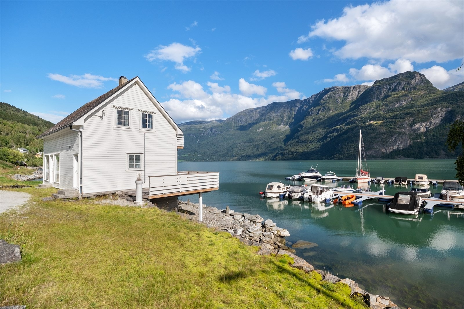 Hovudetasjen er stort sett som den var som butikk, og loftet er innreda til buareal. Galleribilde