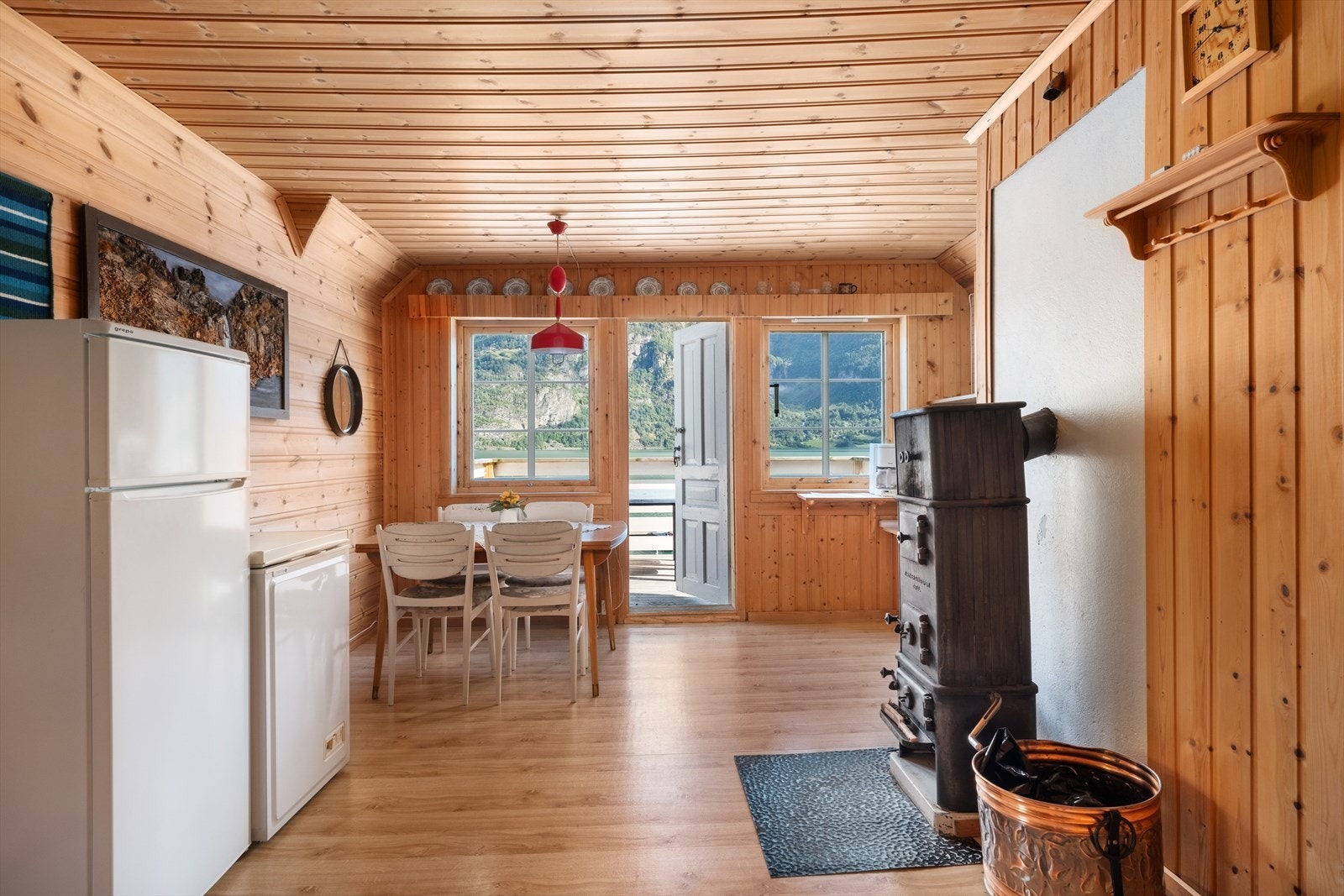 Kjøkkenet som ligg på loftet har enkel hybelkjøkken innreiing med glatte frontar og benkeplate i stål med integrerte koketoppar. Galleribilde