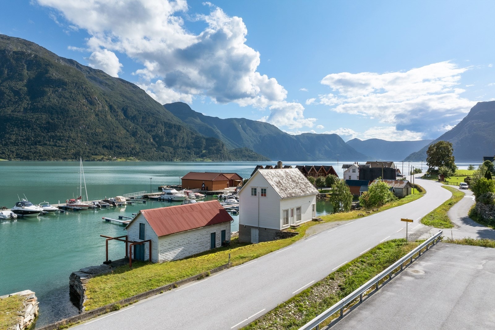 Eigedomen har fin utsikt over Lustrafjorden, grendene på Sørsida og fjella omkring. Galleribilde
