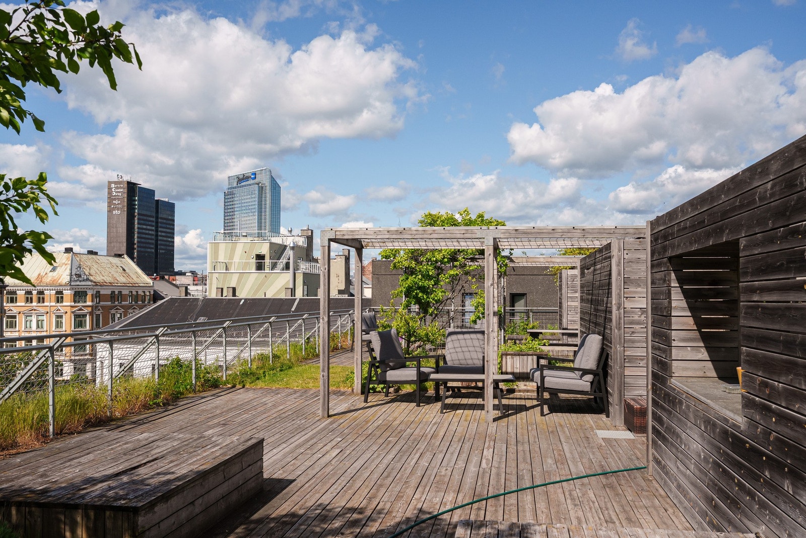 Felles takterrasse (takhage) tegnet av Snøhetta arkitekter. Terrassen er delt inn i ulike avdelinger som innbyr til både felleskap og privatliv. Hele 300 kvm. Galleribilde