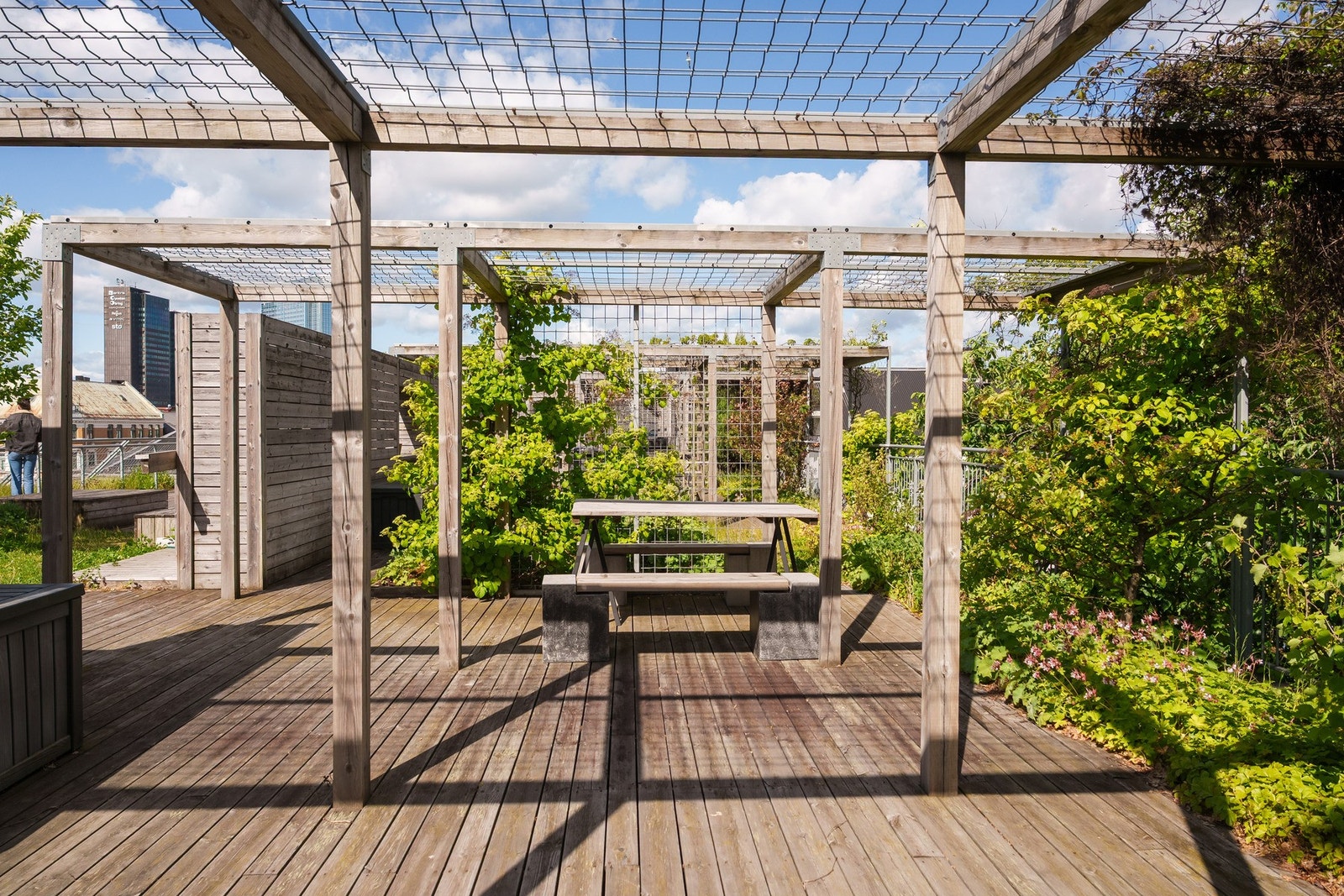 Felles takterrasse (takhage) tegnet av Snøhetta arkitekter. Terrassen er delt inn i ulike avdelinger som innbyr til både felleskap og privatliv. Hele 300 kvm. Galleribilde