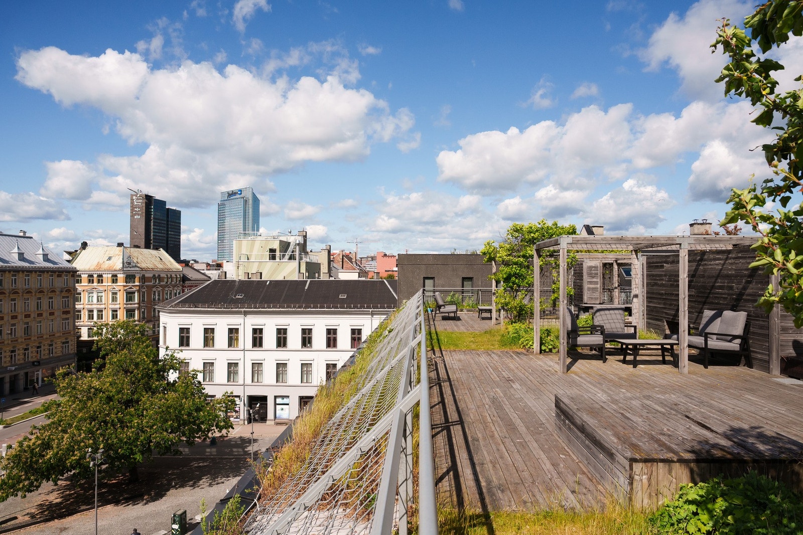 Felles takterrasse (takhage) tegnet av Snøhetta arkitekter. Terrassen er delt inn i ulike avdelinger som innbyr til både felleskap og privatliv. Hele 300 kvm. Galleribilde