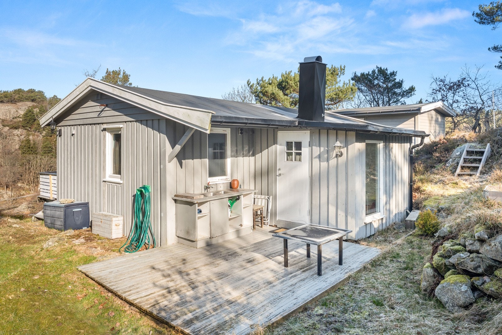 På treplattingen er det en praktisk kjøkkenbenk. Galleribilde