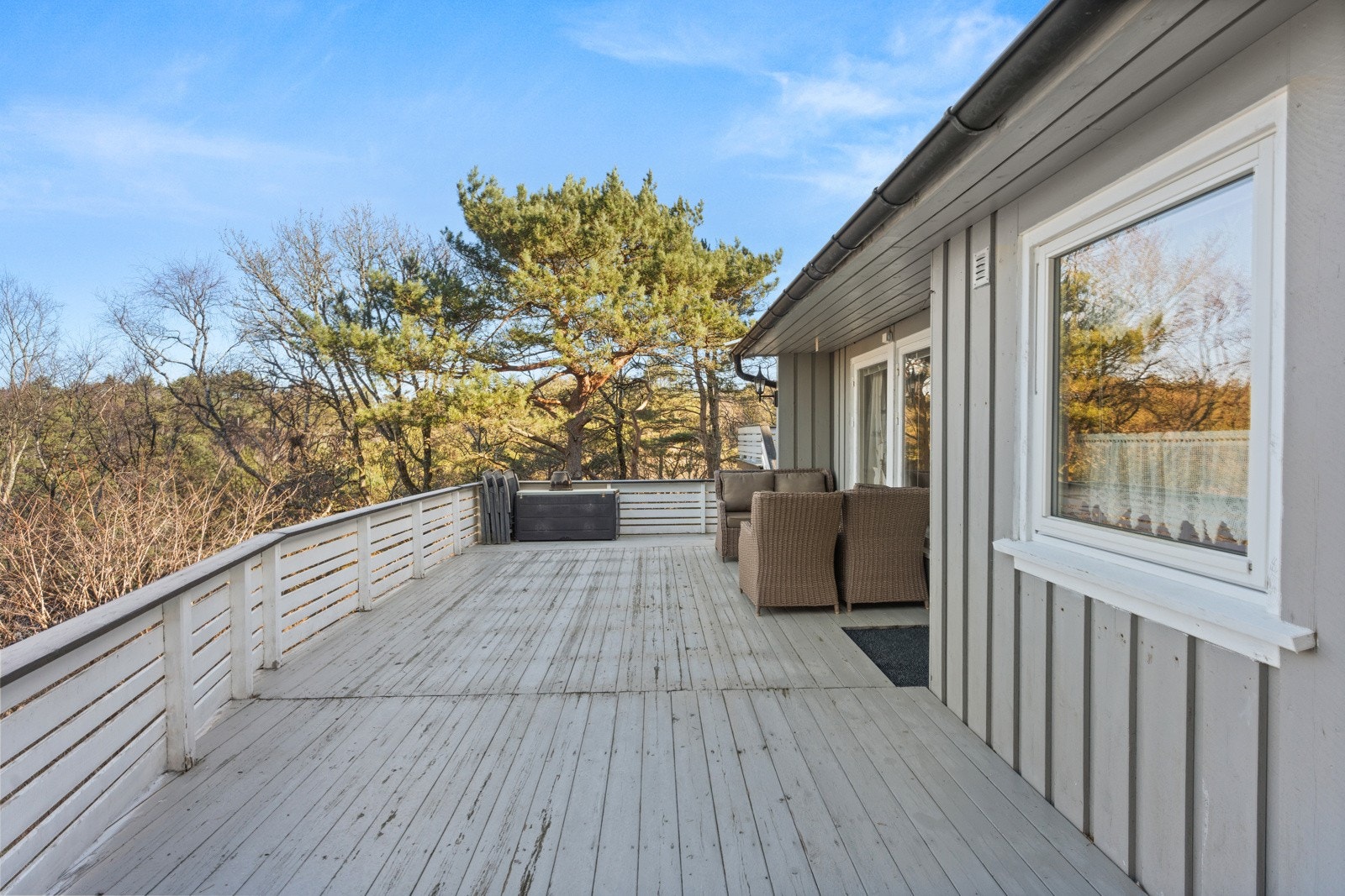 Terrassen har gode solforhold og utsikt mot Kilen og natur. Galleribilde