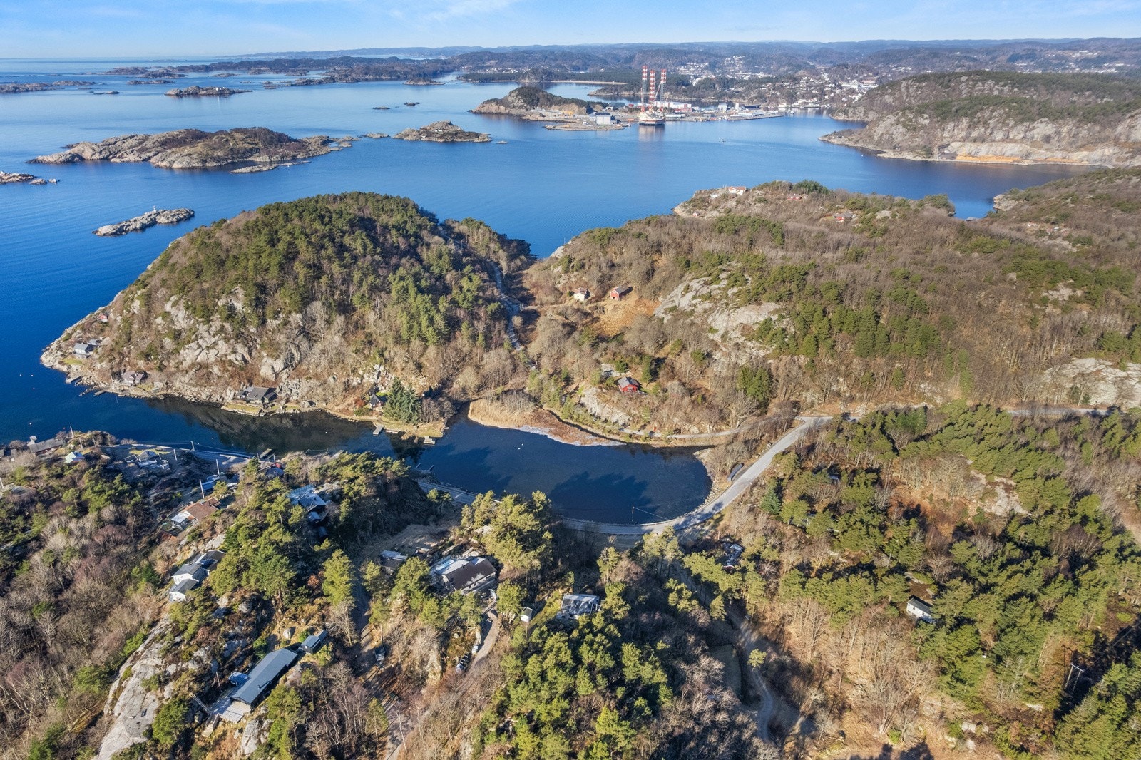 Sentrumsnær beliggenhet kun 10 min. kjøring med bil eller båt fra Mandal sentrum med restauranter, kafeer, kjøpesenter, gågater, strender og flotte turområder. Galleribilde