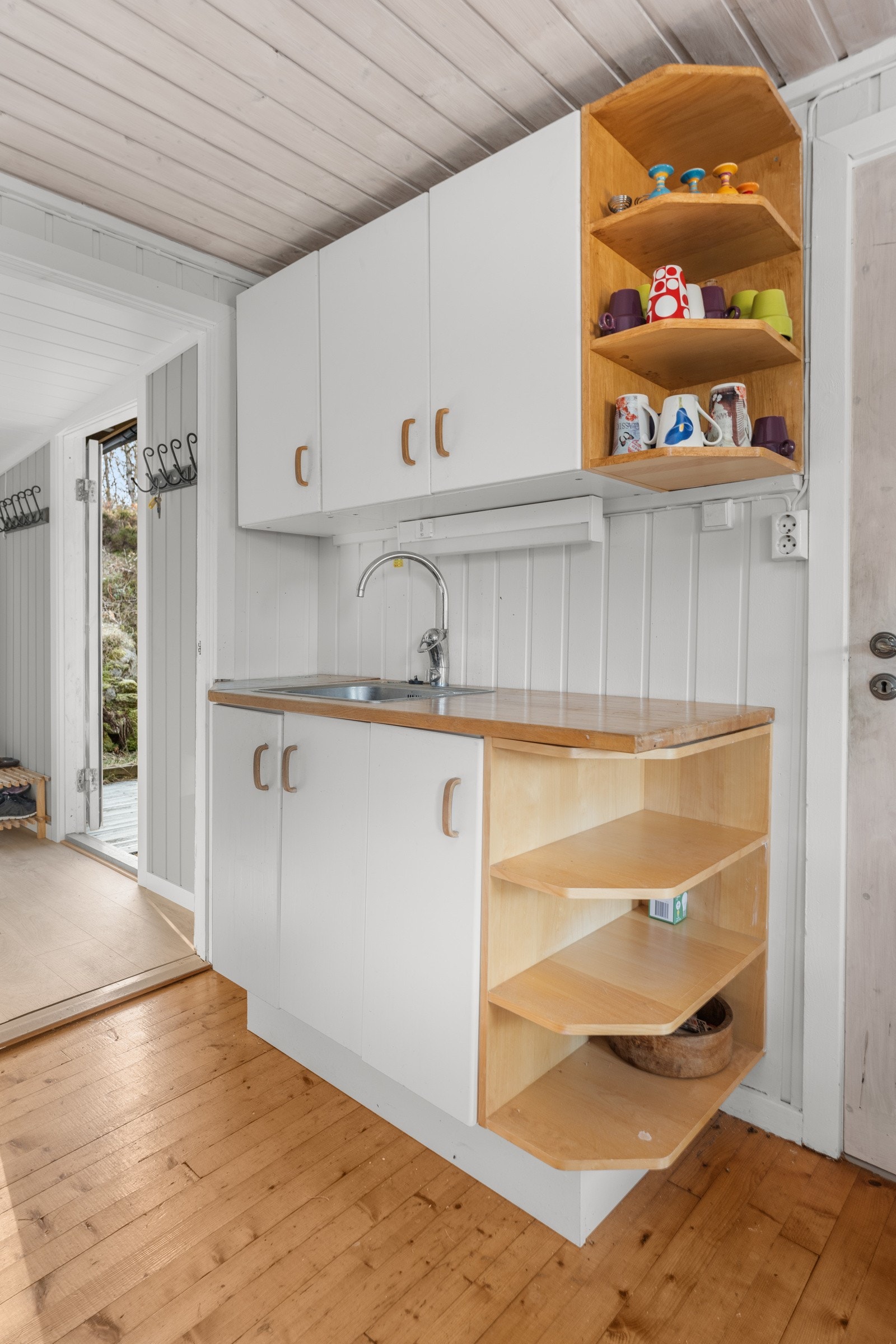 Direkte adkomst fra entrèen til kjøkken og stue. Galleribilde