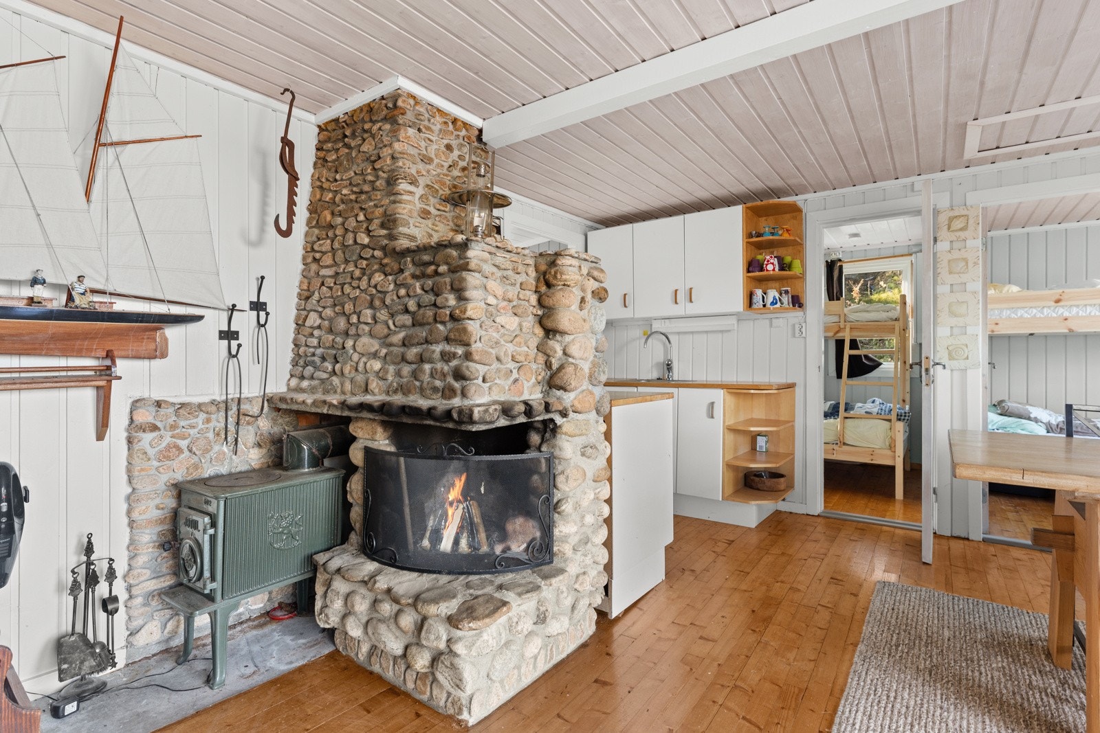 Stuen har også koselig peis og ovn. Galleribilde