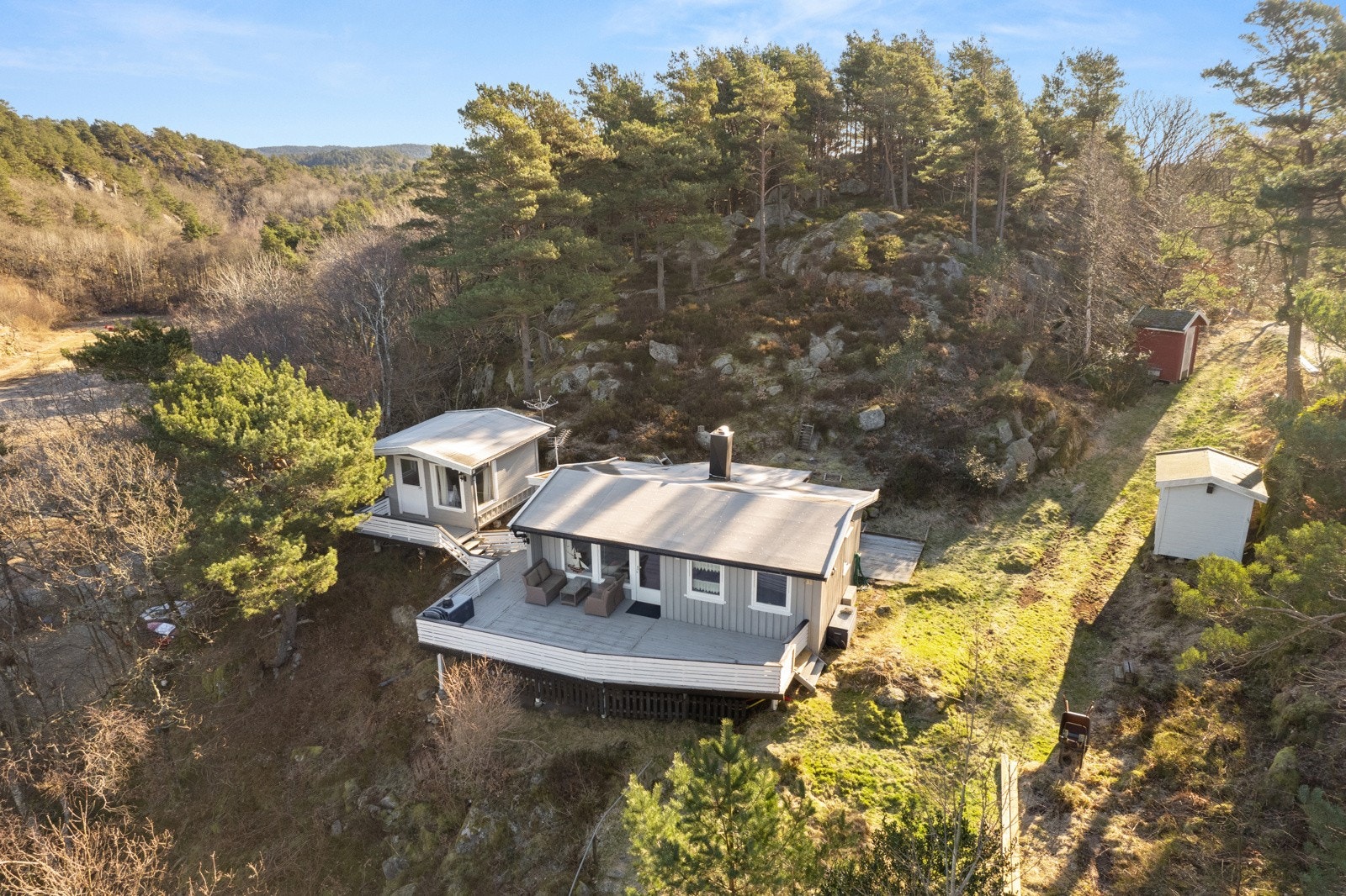 Hytten ligger usjenert og flott til i terrenget. Galleribilde