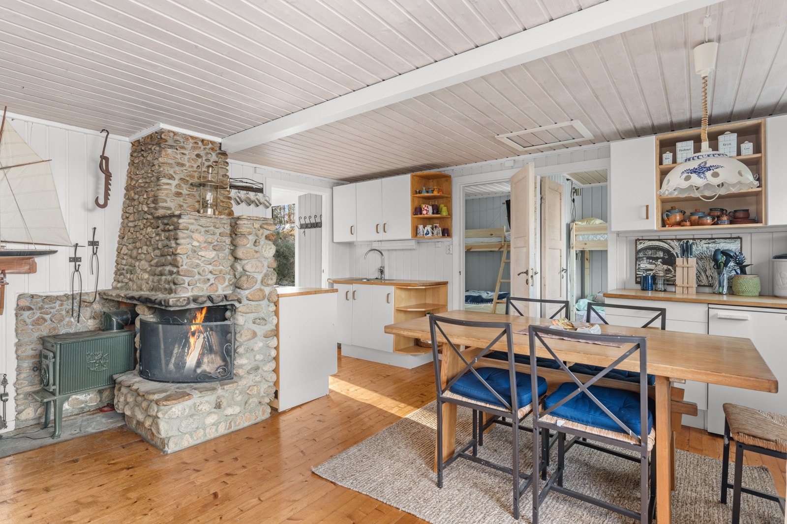 Kjøkkenet har god skapplass og spiseplass. Galleribilde