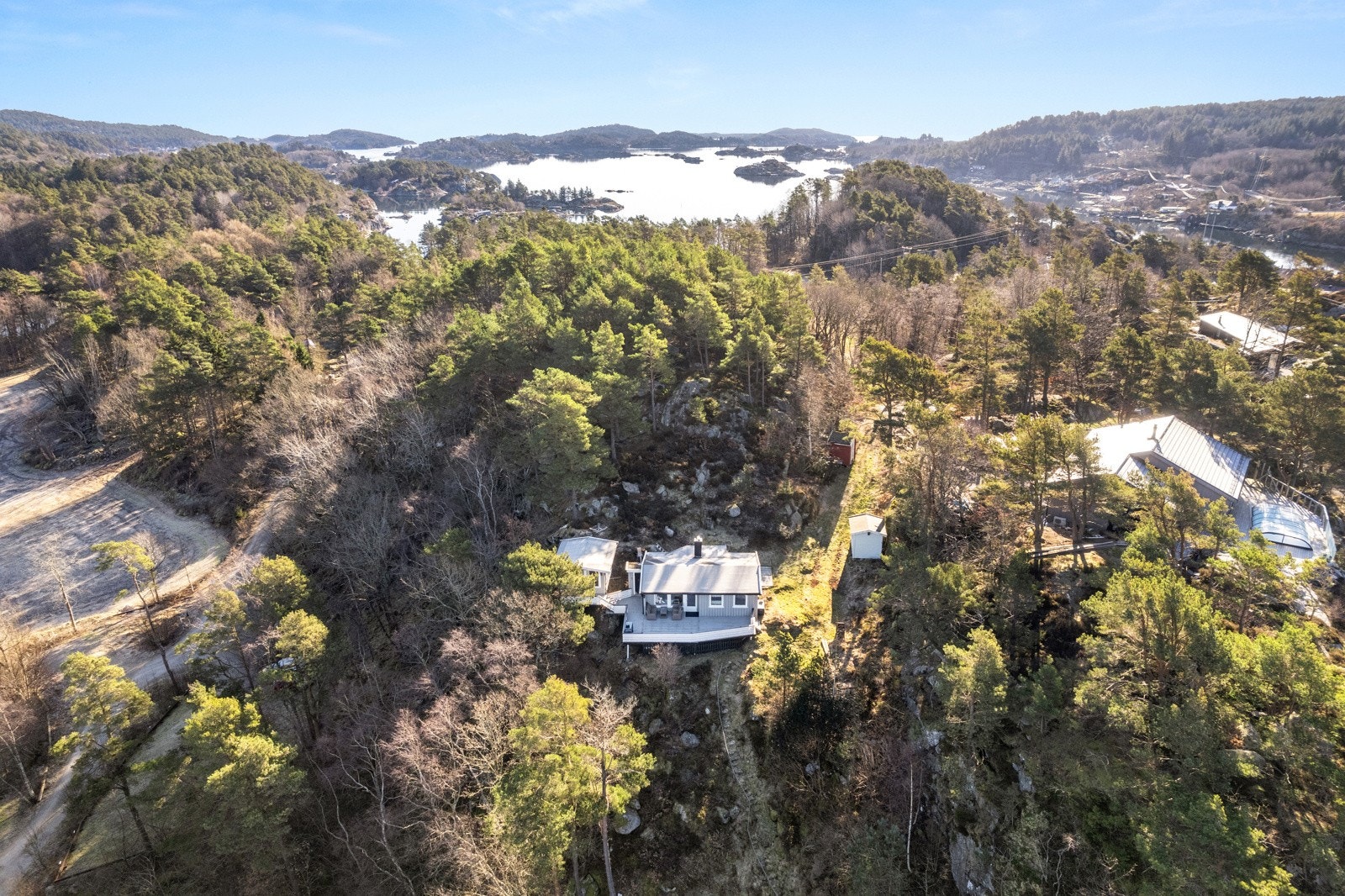 Hytten ligger i idylliske omgivelser med skjærgården like i nærheten. Galleribilde