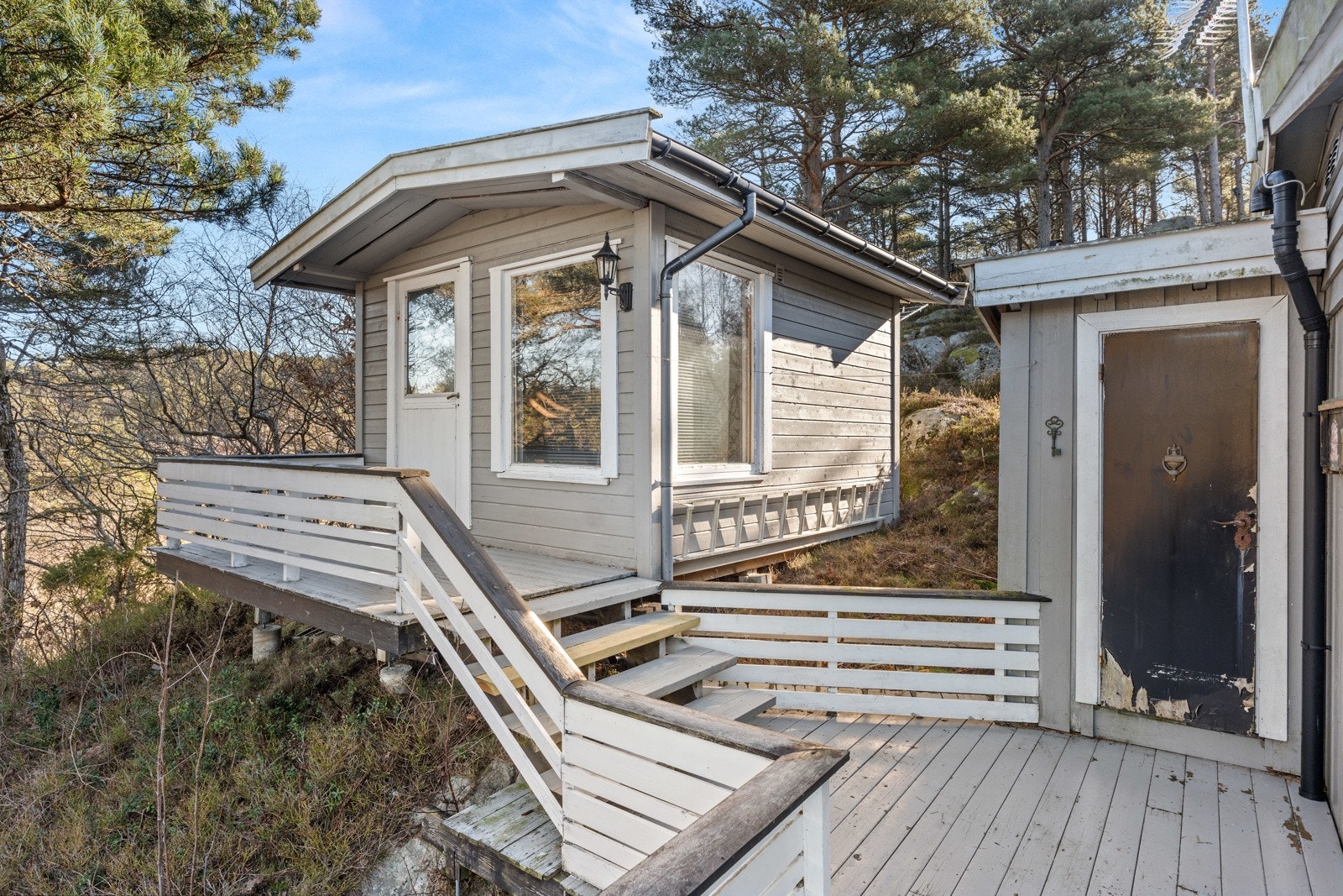 Hytten har frittliggende redskapsbod, utvendig bod og anneks/sovehytte. Galleribilde