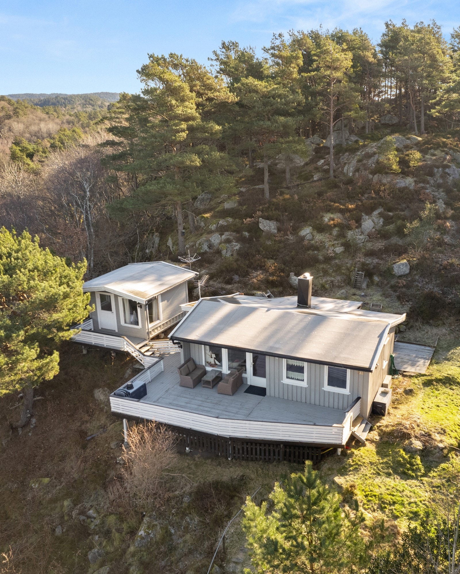 Skjernøyveien 138 er en flott hytteeiendom med en meget fin beliggenhet i terrenget. Her kan man slappe av og nyte ekte sørlandsidyll! Galleribilde