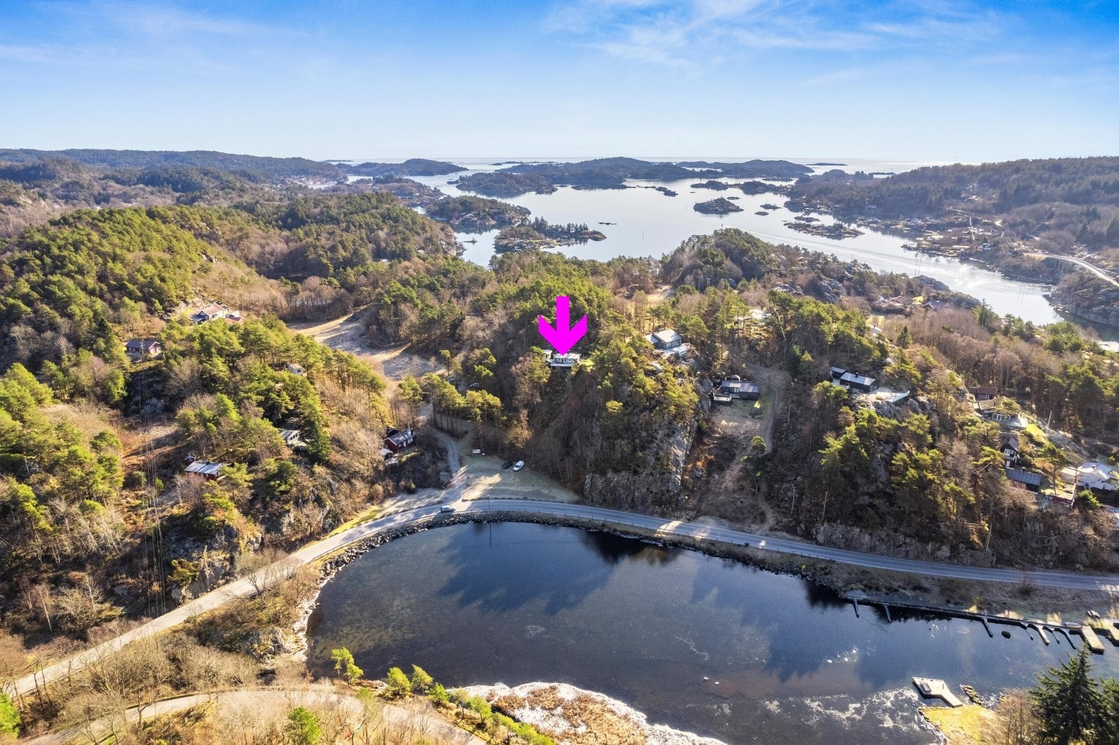 Til hytten medfølger det 2 p-plasser og båtplass i Kilen. Galleribilde