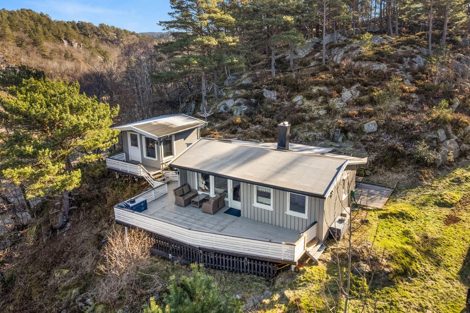 Hytten har solrik og usjenert beliggenhet. Galleribilde