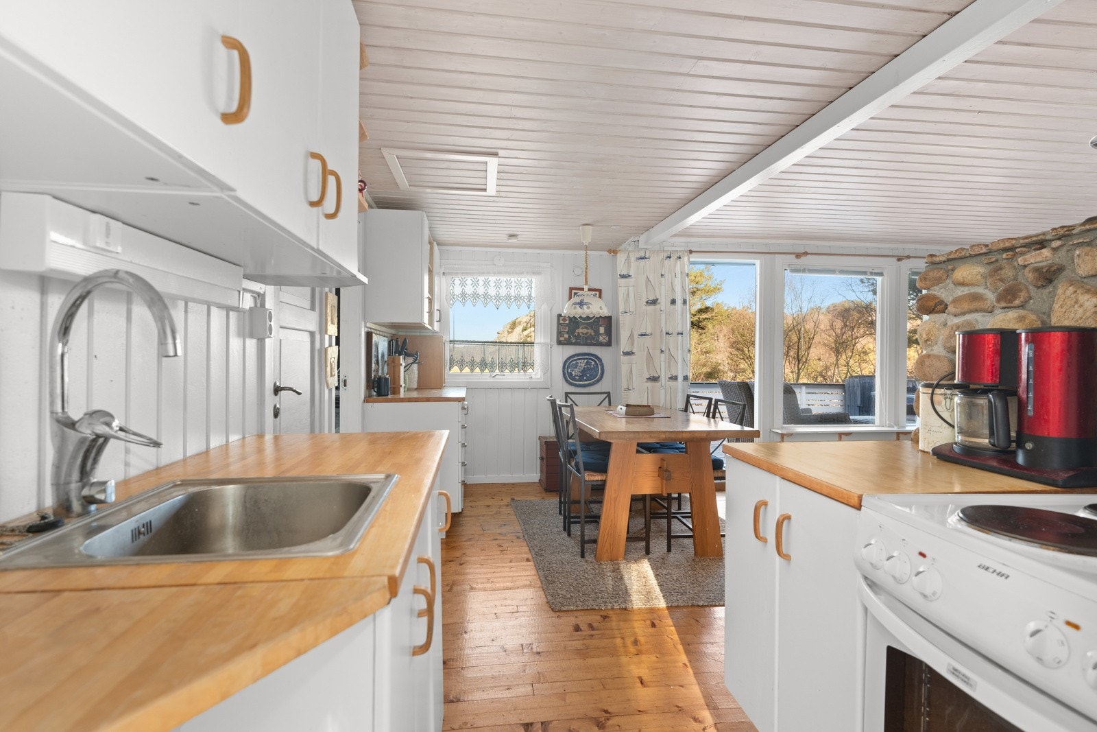 Hytten har en åpen kjøkkenløsning med plass til spisebord i kjøkkendelen. Galleribilde